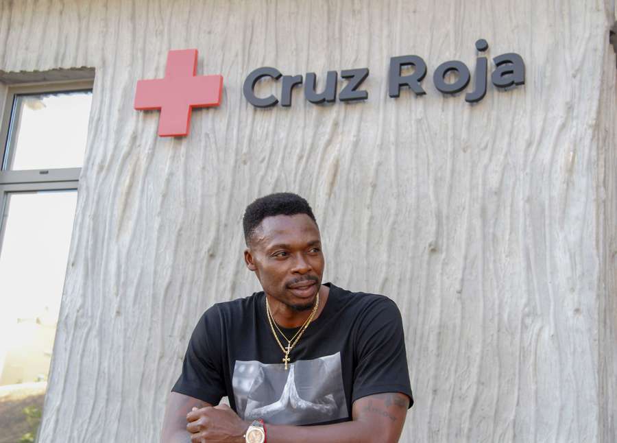 Kameni, delante del edificio de la Cruz Roja en Málaga