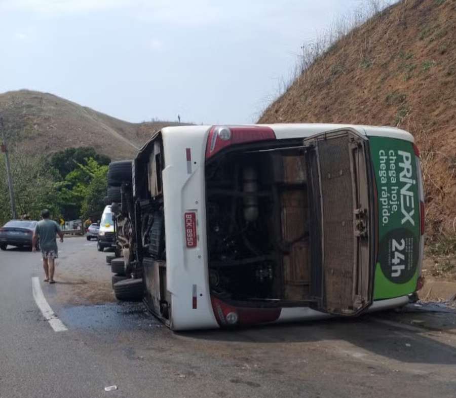 Ônibus que levava delegação do Coritiba Crocodiles tombou a caminho do Rio