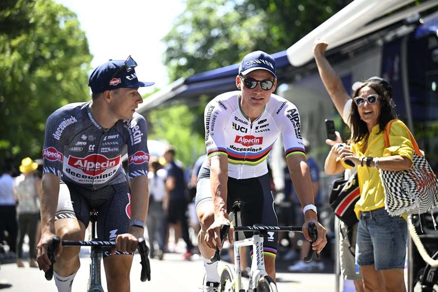 Jasper Philipsen (L) en Van der Poel voor de start van de tweede etappe