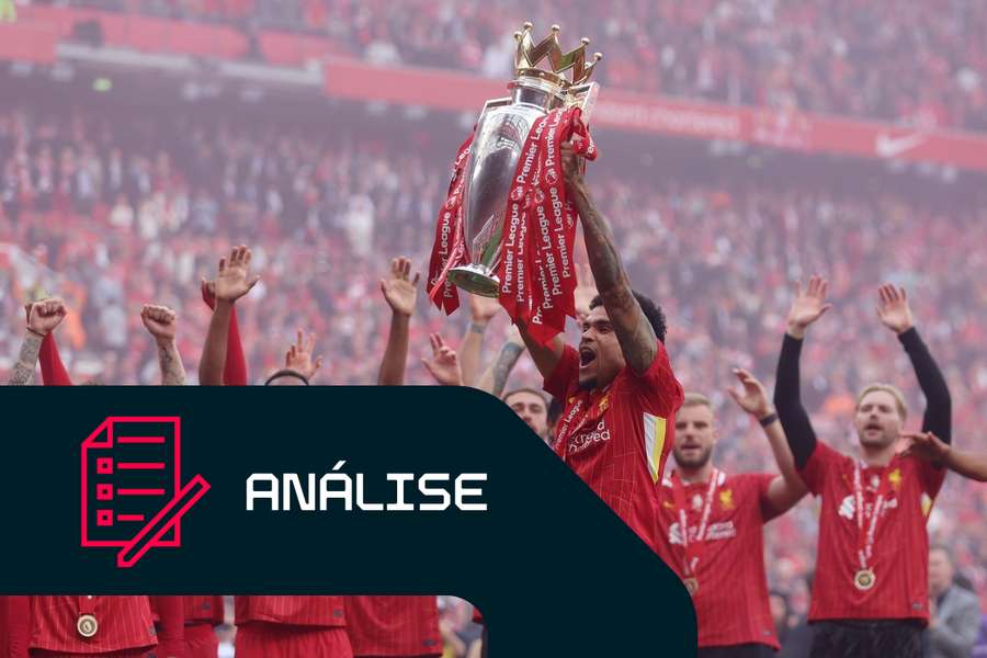 Luis Diaz, do Liverpool, com o troféu da Premier League, quando os Reds se sagraram campeões da temporada 2024/25