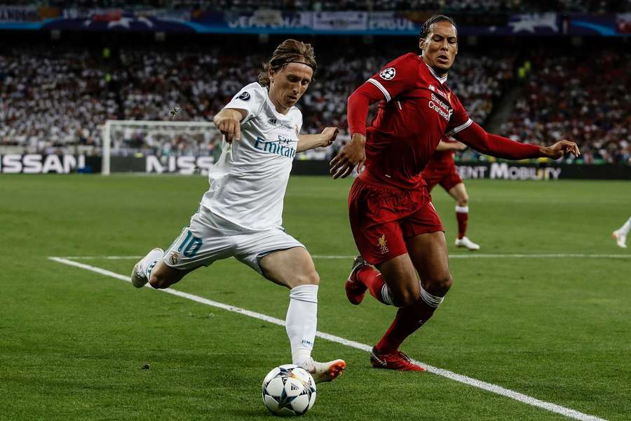 Virgil van Dijk probeert Luka Modrić af te stoppen tijdens de Champions League finale op 26 mei 2018