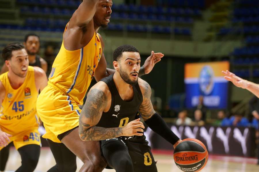 Markus Howard intenta lanzar a canasta ante el Maccabi