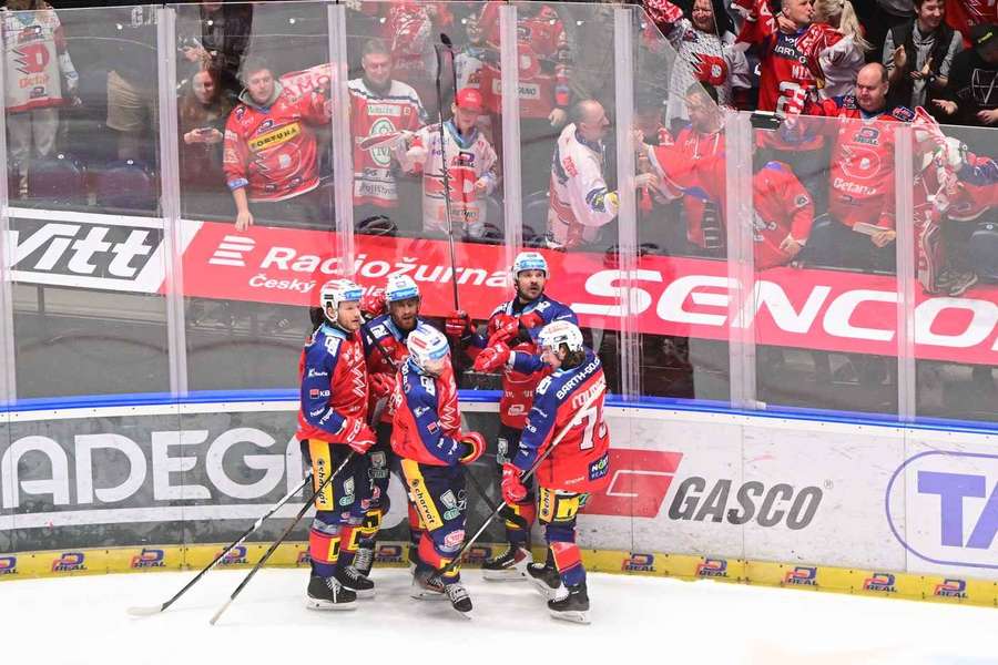Hráči Pardubic se radují z gólu proti Třinci.