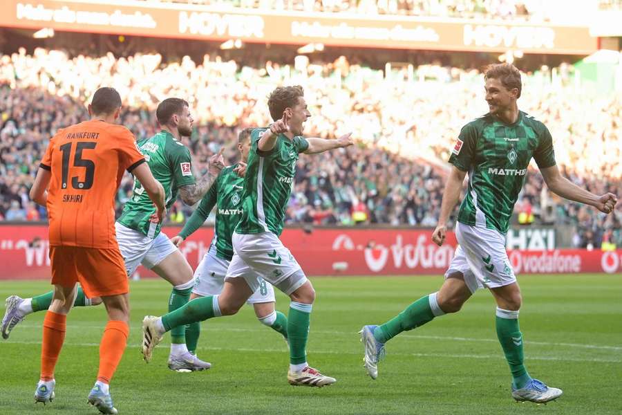 Burke celebra primeiro golo do Werder Bremen