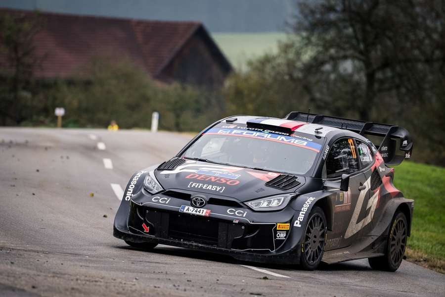 Sébastien Ogier vstoupí jako lídr průběžného pořadí do závěrečného dne Středoevropské rallye.