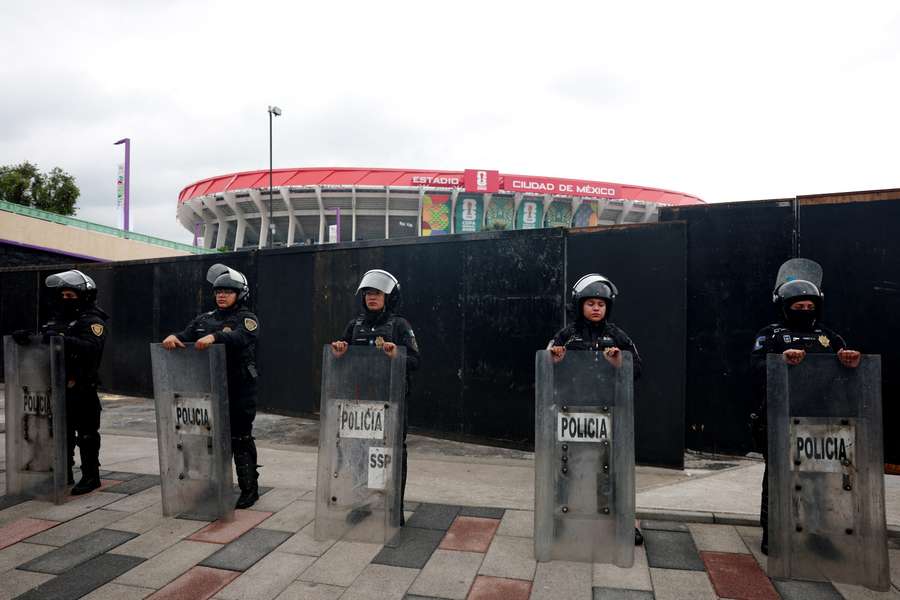 Manifestantes se aproximaram do Estádio Azteca nesta terça-feira (9)