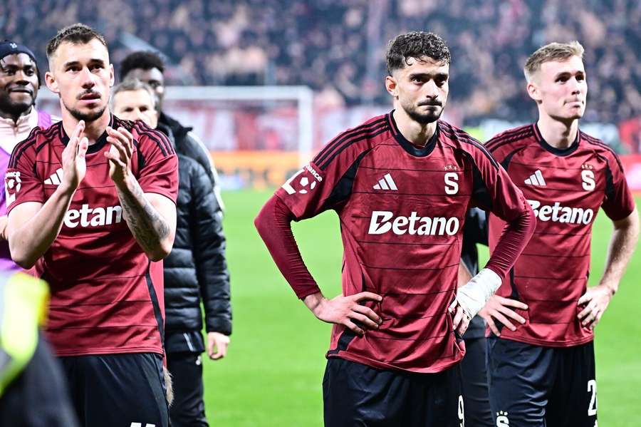 Zklamaní hráči Sparty po prohře v Edenu.