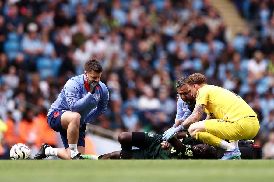 Yoane Wissa raakte tegen ManCity geblesseerd