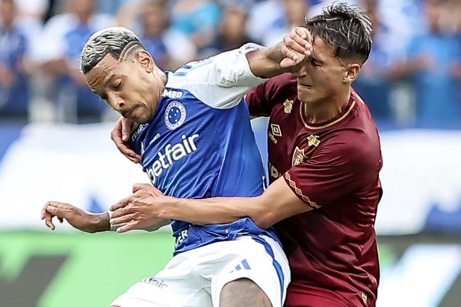 Lance polêmico de Matheus Pereira com Bernal em Cruzeiro x Fluminense Lance polêmico de Matheus Pereira com Bernal em Cruzeiro x Fluminense