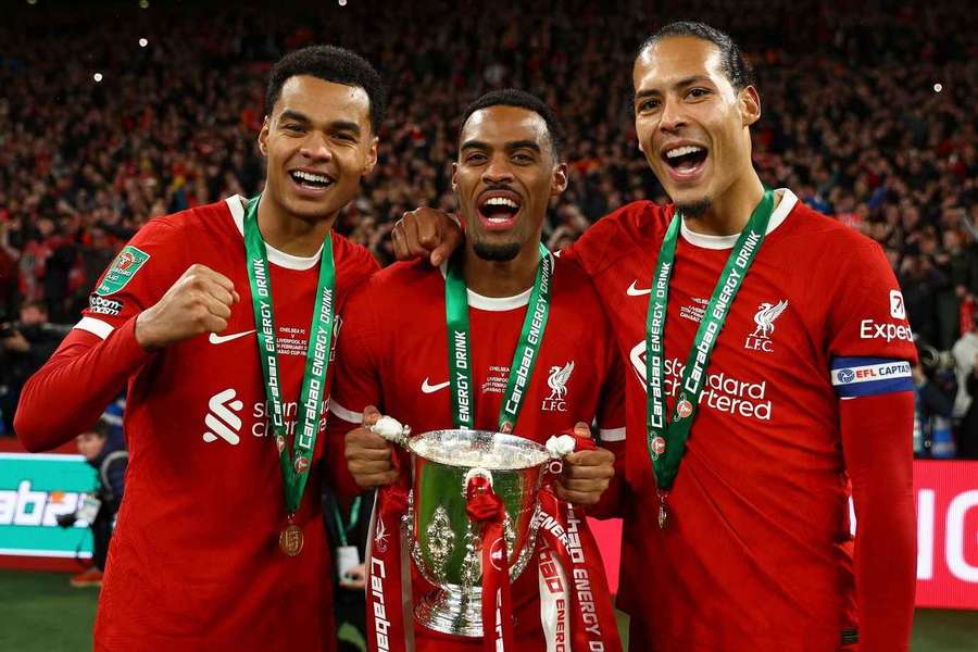 Cody Gakpo (L), Ryan Gravenberch (M) en Virgil van Dijk met de EFL Cup
