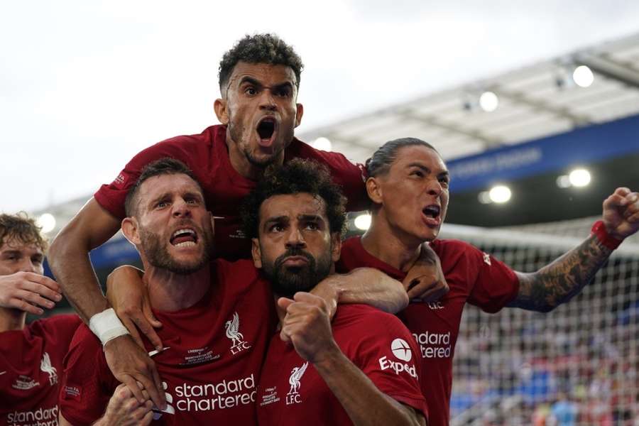 Hráči Liverpoolu slaví gól Mohameda Salaha, který proměněnou penaltou poslal "Reds" do vedení 2:1.