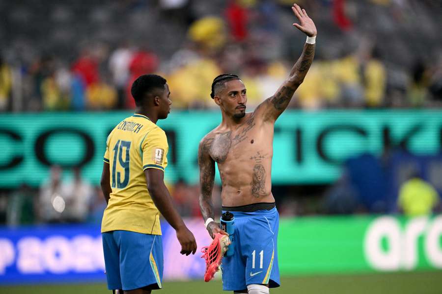 Raphinha com Endrick após empate contra o Marrocos no Metlife Stadium. Raphinha com Endrick após empate contra o Marrocos no Metlife Stadium.