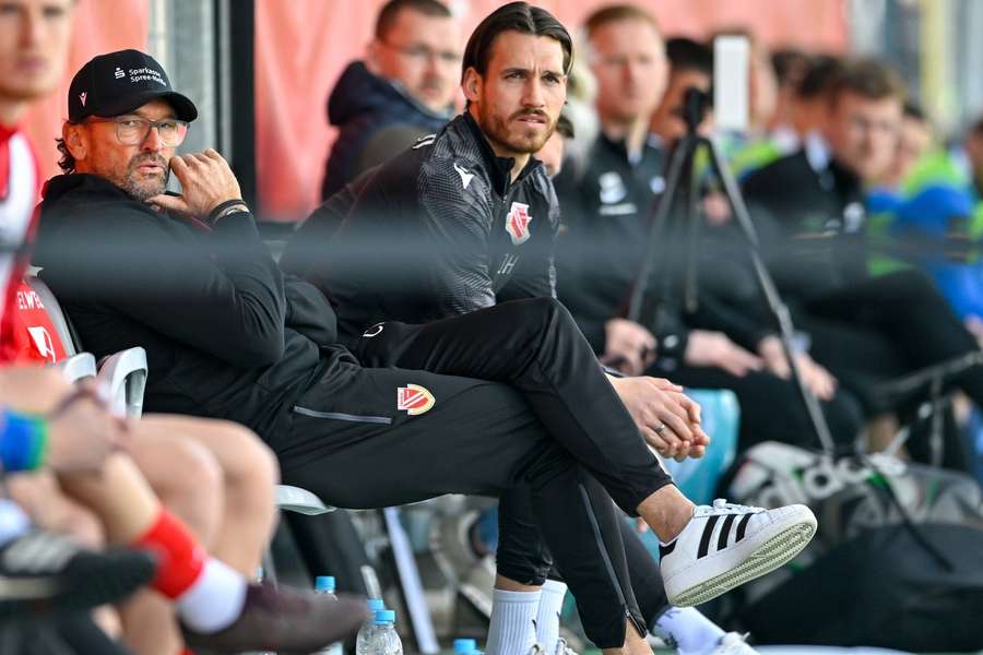 Claus-Dieter Wollitz musste beim 1:5 seiner Cottbuser in München zusehen