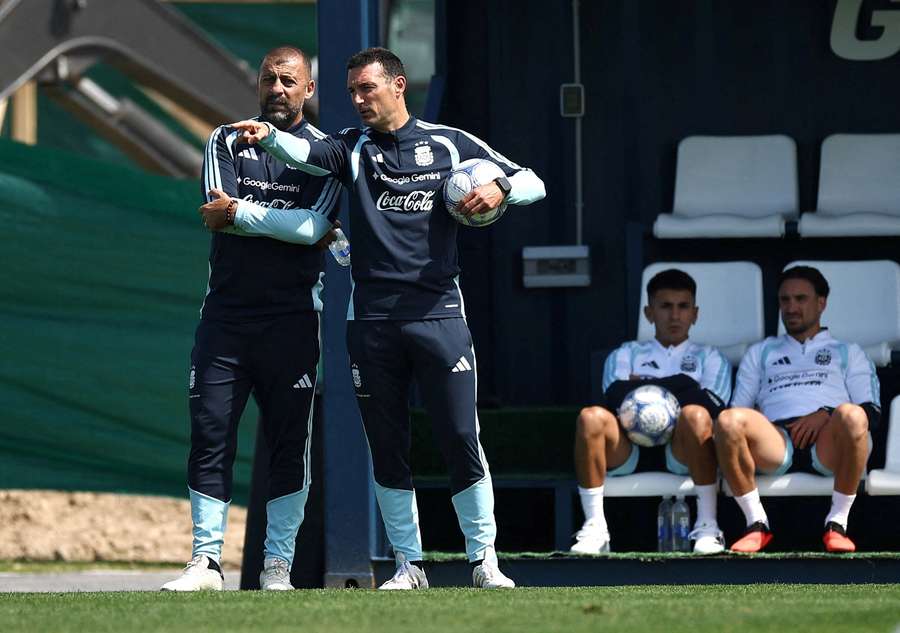 Scaloni conversa com Walter Samuel durante treino da seleção argentina Scaloni conversa com Walter Samuel durante treino da seleção argentina