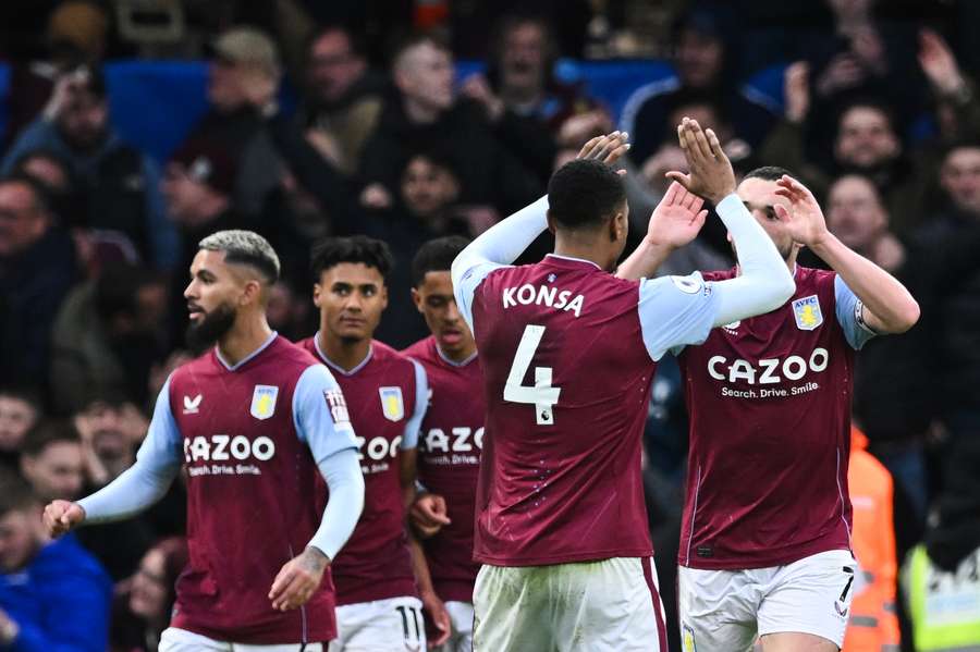 Villa marcou um gol em cada tempo para bater o Chelsea