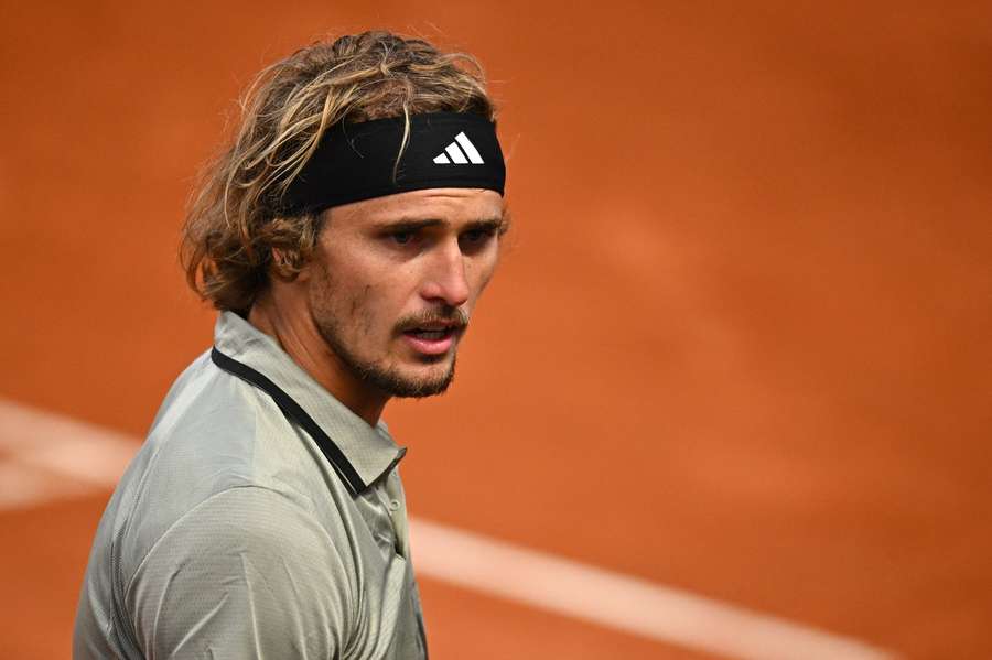 Alexander Zverev gewann den ersten Satz, doch dann machte der Regen in Rom dem Deutschen einen Strich durch die Rechnung. 