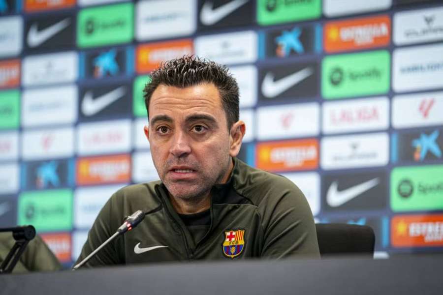 Xavi na tiskové konferenci.