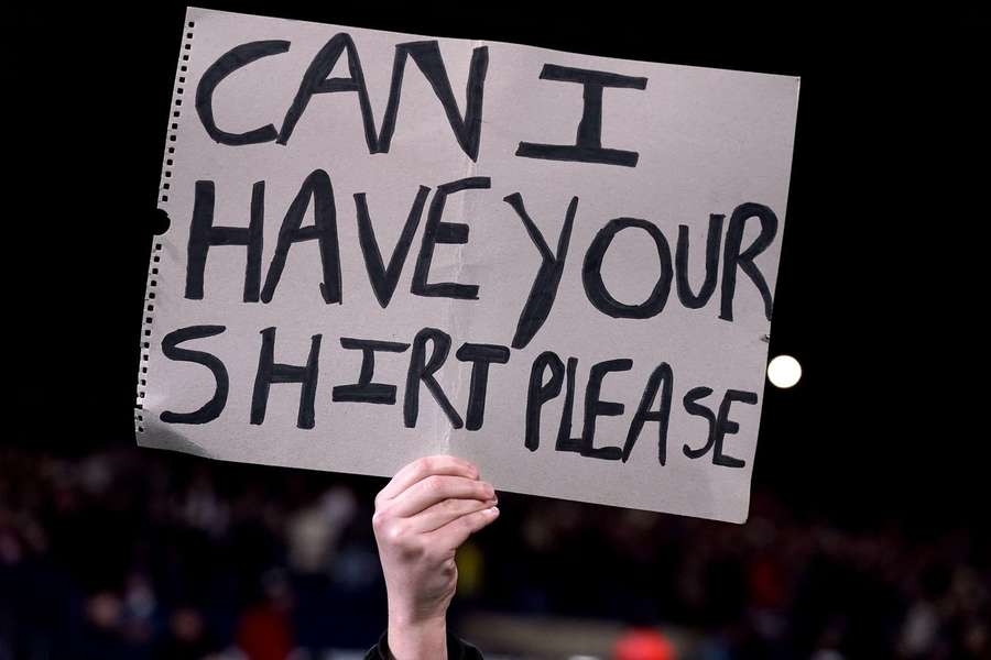 FCK: "Børn skal ikke tage "Må jeg få din trøje-skilte" med i Parken