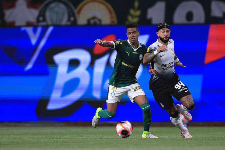 Estêvão (esq.) e Memphis seviram suas seleções