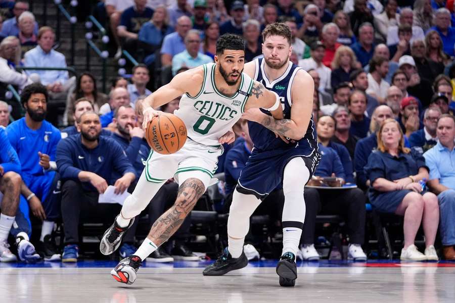 Jayson Tatum (vľavo) v súboji s Lukom Dončičom.