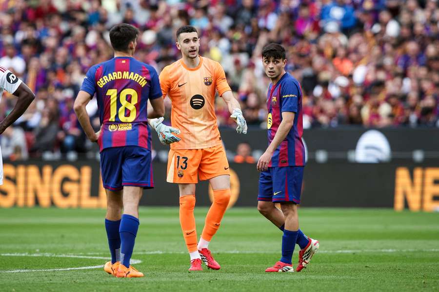 Joan, Gerard y Pedri, en el partido ante el Sevilla Joan, Gerard y Pedri, en el partido ante el Sevilla