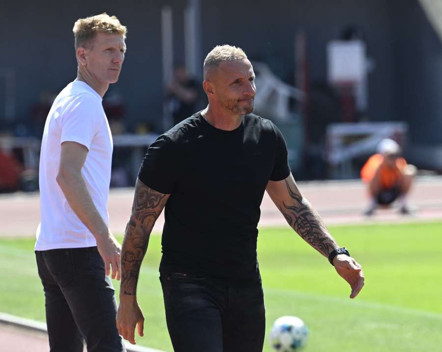 Josef Dvorník v bílém, Pavel Šustr v černém. Josef Dvorník v bílém, Pavel Šustr v černém.