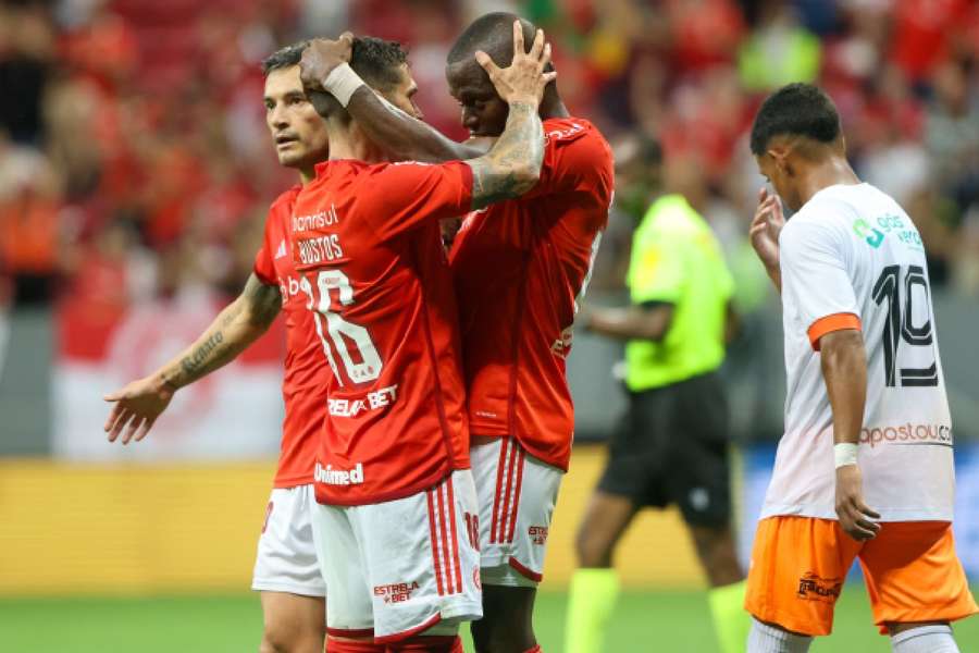 Valencia fez os dois gols da vitória do Colorado no Mané Garrincha