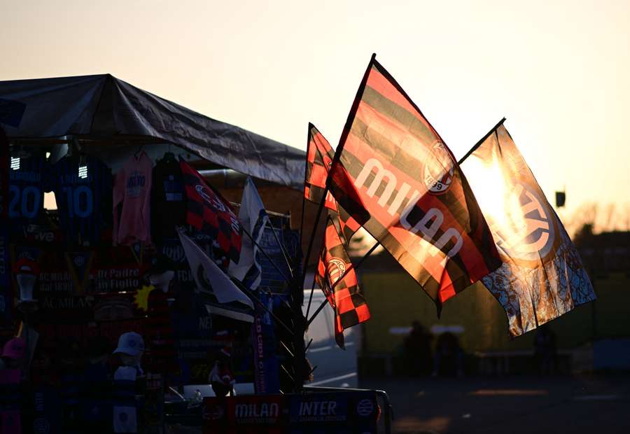 Bandiere di Inter e Milan all'esterno dello stadio San Siro Bandiere di Inter e Milan all'esterno dello stadio San Siro