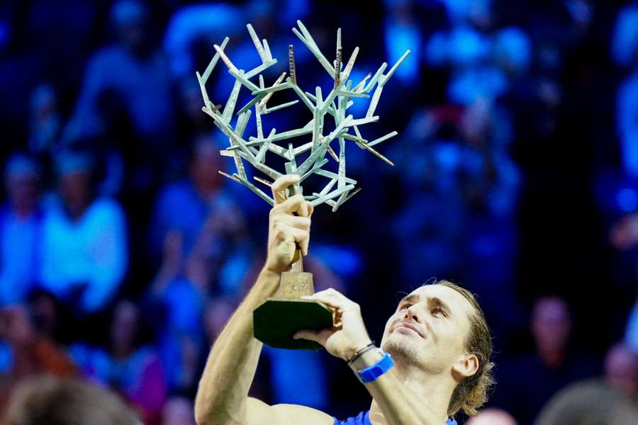 Alexander Zverev festeggia la vittoria a Bercy