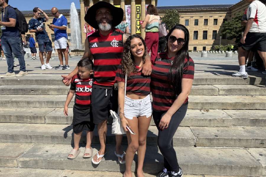 Will e família no Rocky Steps, na Filadélfia