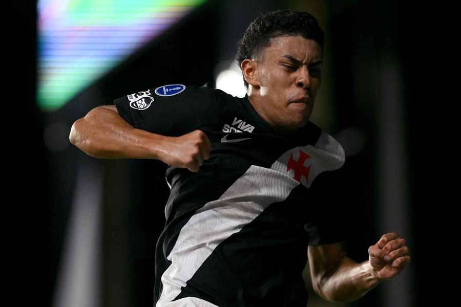Rojas fez o gol mais bonito da noite em São Januário Rojas fez o gol mais bonito da noite em São Januário