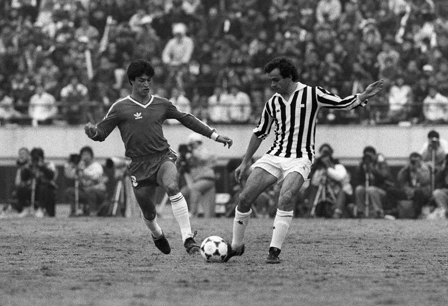 Michel Platini in azione contro l'Argentinos Juniors nella Coppa Intercontinentale del 1985 Michel Platini in azione contro l'Argentinos Juniors nella Coppa Intercontinentale del 1985