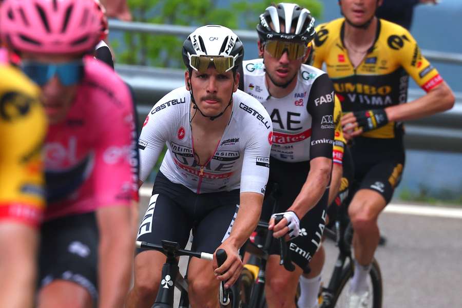 Giro d'Italia, tappa al portoghese Almeida, Thomas torna in maglia rosa