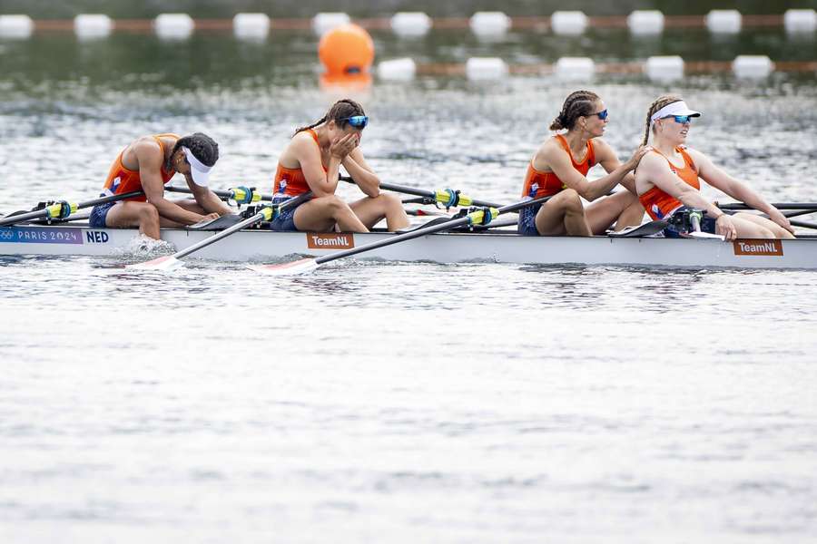 Bente Paulis, Laila Youssifou, Roos de Jong en Tessa Dullemans lopen zilver mis op 0,15 seconden