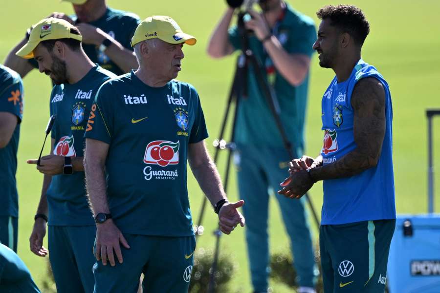 Carlo Ancelotti à conversa com Danilo Carlo Ancelotti à conversa com Danilo