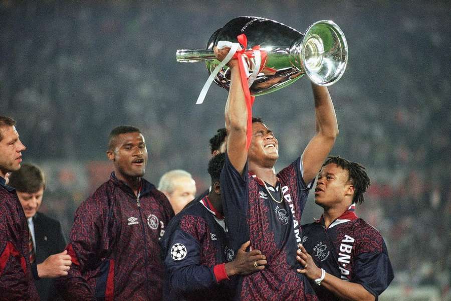 Kluivert v roku 1995 s trofejou pre víťaza Ligy majstrov.