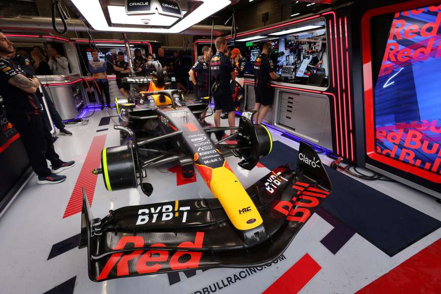 Verstappens Red Bull in de paddock