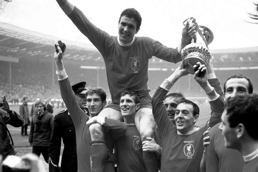 Ron Yeats (em cima) segura a Taça de Inglaterra enquanto é erguido pelos colegas de equipa