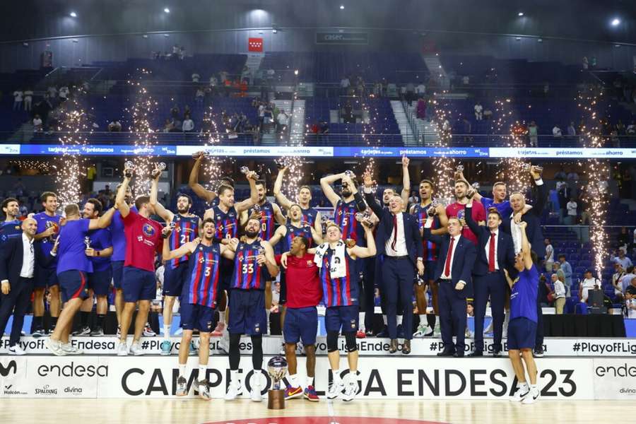 Barça świętuje tytuł Ligi ACB w Madrycie.