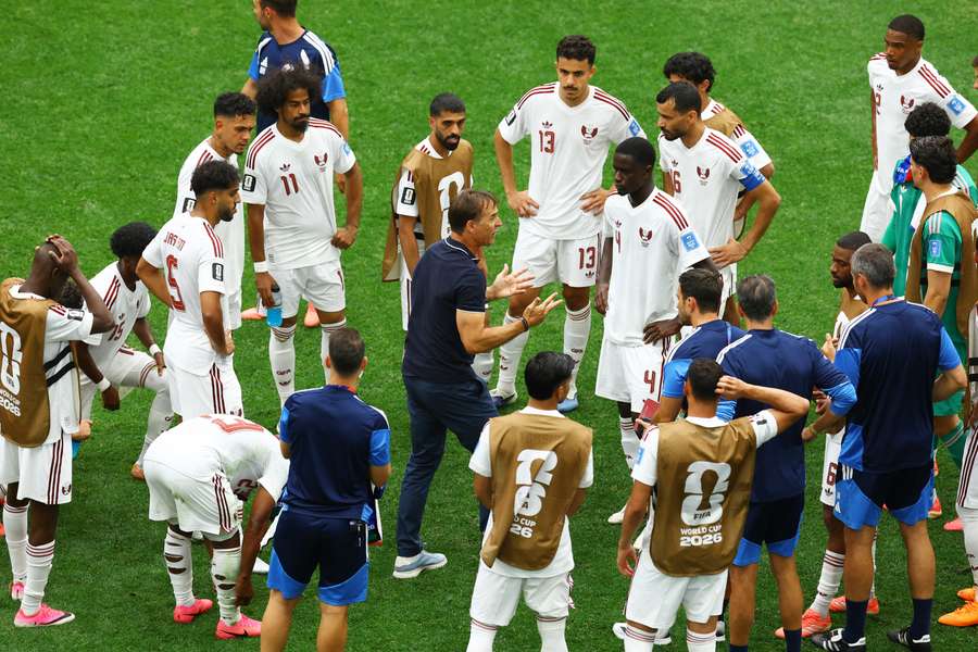 Julen Lopetegui spricht während der Niederlage gegen Kanada zu seinen Spielern von Katar.