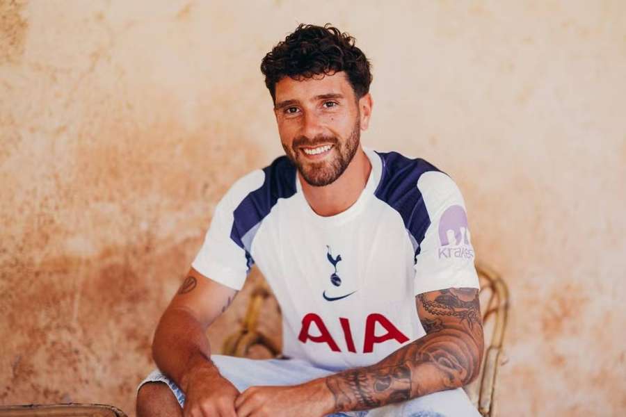 Senesi sa upísal Tottenhamu. Senesi sa upísal Tottenhamu.