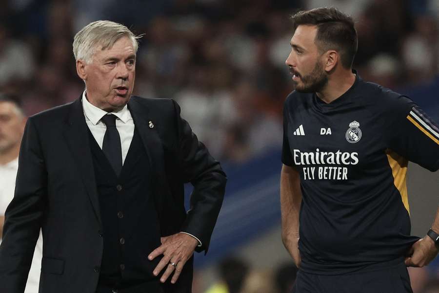 Carlo e Davide Ancelotti durante um jogo no Bernabéu