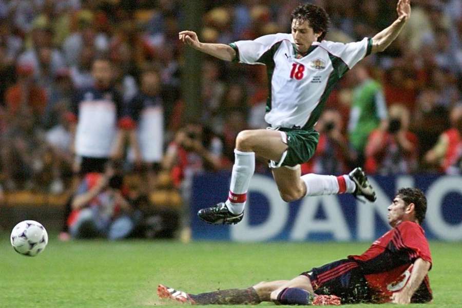 Fernando Hierro ante Daniel Borimirov, en el España-Bulgaria de Francia 1998