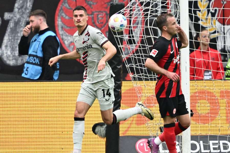 Campeão Leverkusen passeia sobre Frankfurt e segue sem perder na temporada