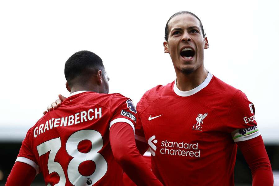 Gravenberch y Van Dijk celebrando un gol