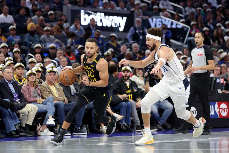 Klay Thompson (right) of the Dallas Mavericks guards former teammate Stephen Curry of the Golden State Warriors