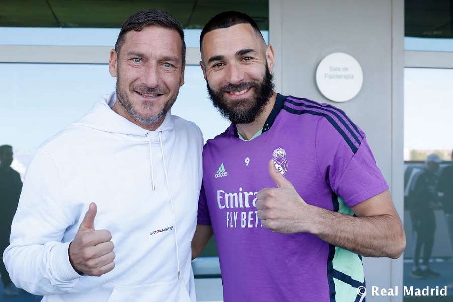 Francesco Totti esteve com Karim Benzema durante a visita às instalações do Real Madrid