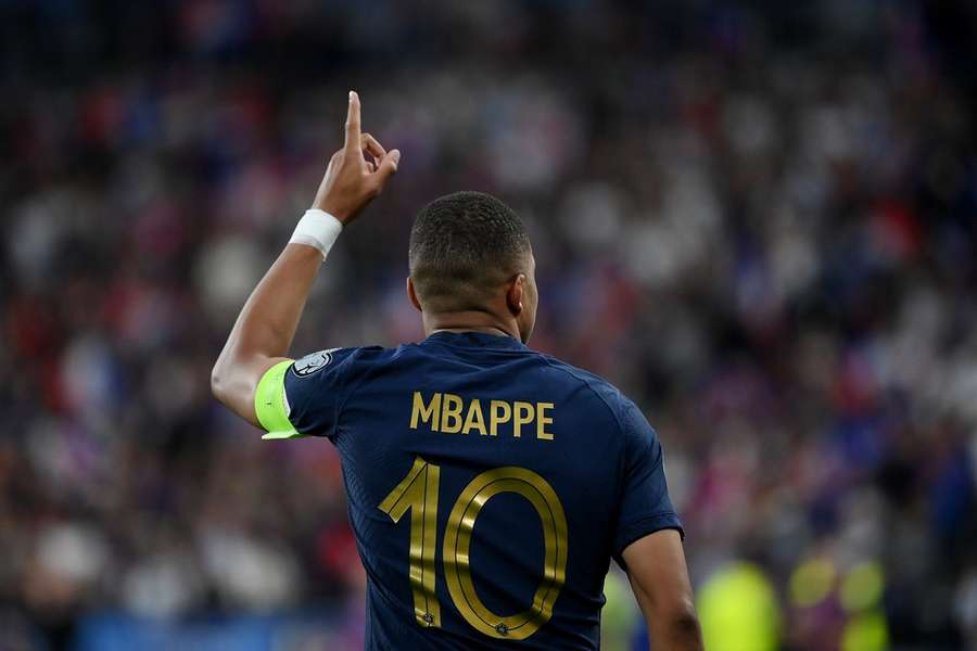 Calcio, Mbappé si candida al Pallone d'oro: "Credo di avere le possibilità per vincerlo"