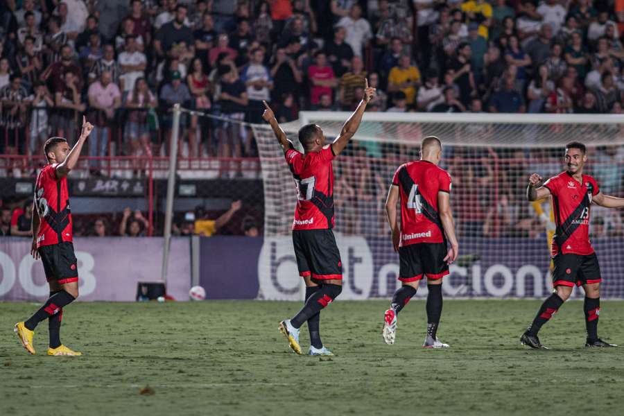 Marlon Freitas (17) vibra com o gol da virada