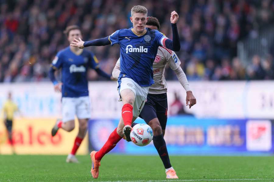 Alexander Bernhardsson z Kilonii podczas meczu 2. Bundesligi pomiędzy Holstein Kiel i Fortuną Düsseldorf. Alexander Bernhardsson z Kilonii podczas meczu 2. Bundesligi pomiędzy Holstein Kiel i Fortuną Düsseldorf.